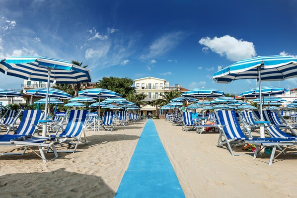 Private beach, white sand, sun-loungers, beach umbrellas - Hotel Poseidon e Nettuno (San Benedetto del Tronto)