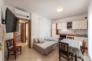 Two-room apartment | Living area | 32-inch LCD TV with digital channels - Hotel Poseidon e Nettuno (San Benedetto del Tronto)