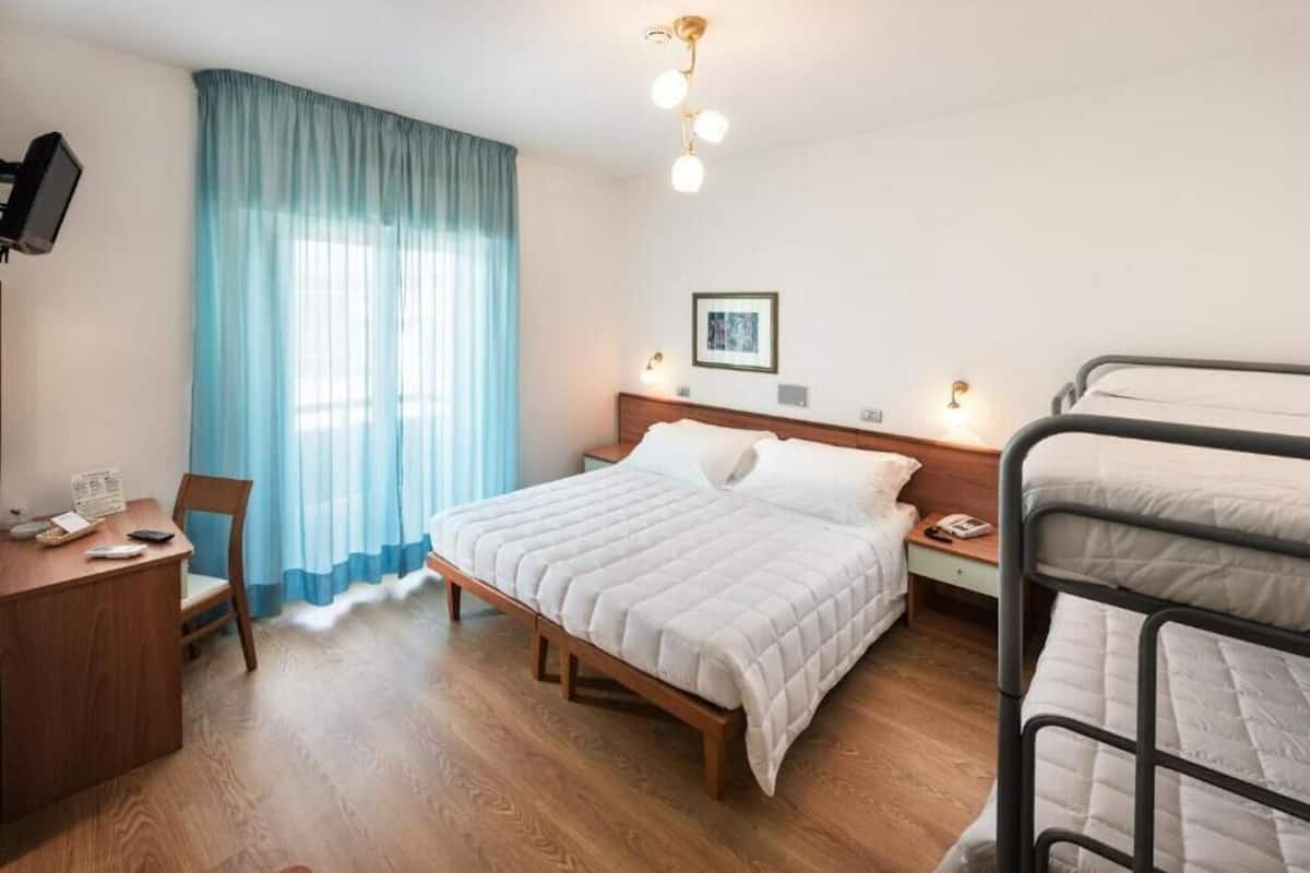 Kamar Quadruple Standar, balkon | Brankas, meja kerja, Wi-Fi gratis, dan seprai linen
