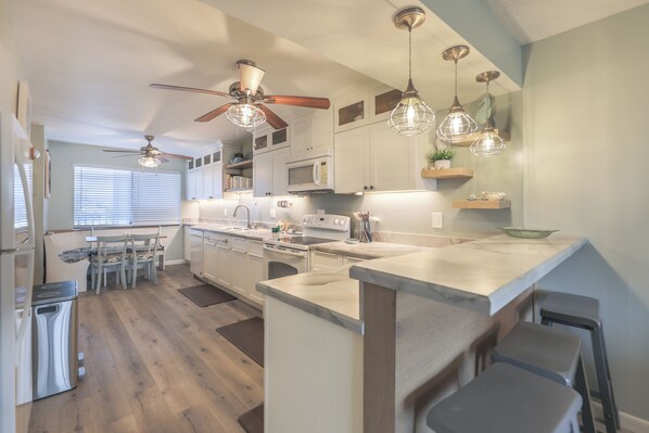 Een koelkast, een oven, een kookplaat, een vaatwasser