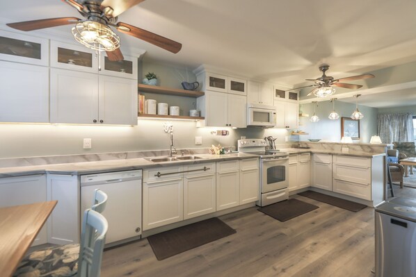 Fridge, oven, stovetop, dishwasher