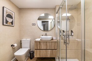 Dusche, Haartrockner, Handtücher, Seife