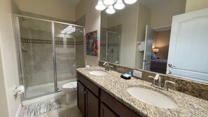 Regadera, secadora de cabello, toallas 