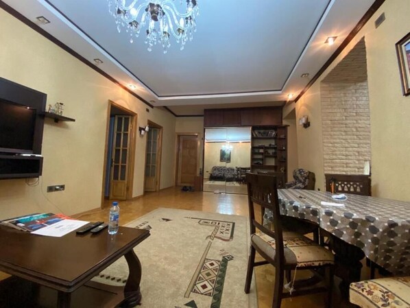 Apartamento luxo | 2 quartos, escrivaninha, Wi-Fi de cortesia