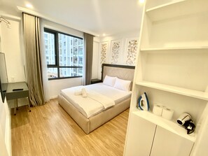 2 habitaciones, escritorio y tabla de planchar con plancha 