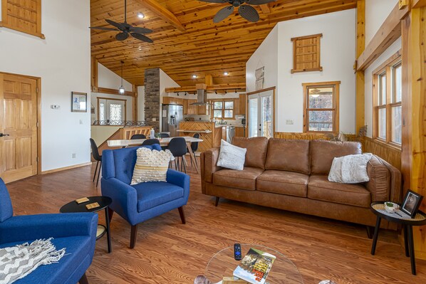 Téléviseur connecté, foyer, table de ping-pong