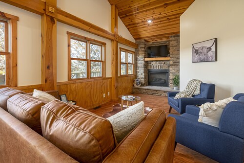 3BR Home w/ Hot Tub & Sunset Views Near SIUC