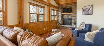 3BR Home w/ Hot Tub & Sunset Views Near SIUC