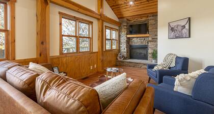 3BR Home w/ Hot Tub & Sunset Views Near SIUC