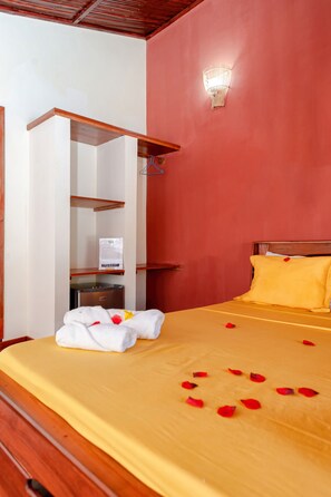 Deluxe-Doppelzimmer | Zimmersafe, individuell eingerichtet, Schreibtisch