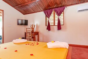 Caja de seguridad en la habitación, muebles diferentes y escritorio 