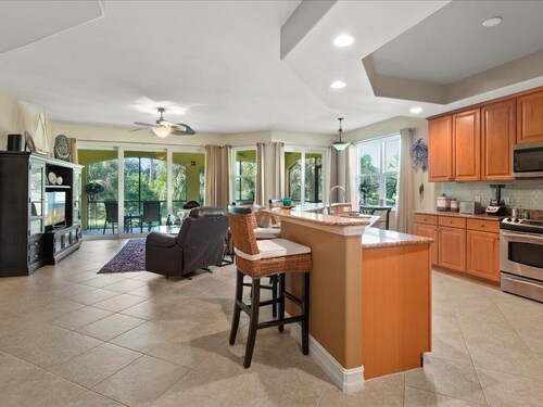 Stunning and sleek 3 bedroom Condo in Hammock Bay... 5 Minutes to Marco Island !