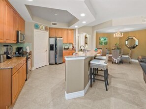 Een koelkast, een magnetron, een oven, een vaatwasser