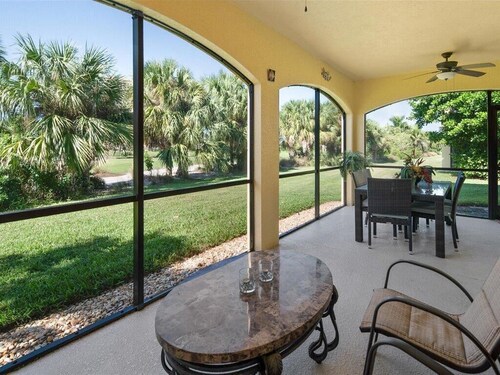 Stunning and sleek 3 bedroom Condo in Hammock Bay... 5 Minutes to Marco Island !