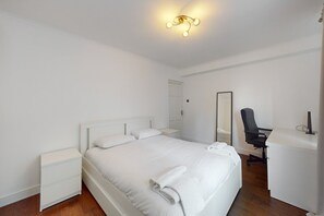 2 quartos, ferros/tábuas de passar roupa, roupa de cama