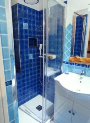 Shower, hair dryer, towels, soap - Cozy solution in the heart of the historic center of Alghero (Alghero)