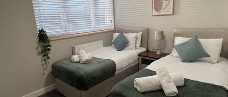 4 slaapkamers, een strijkplank/strijkijzer, gratis wifi, beddengoed