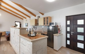 Fridge, oven, stovetop, dishwasher - Lovely home in Visnjan (Visnjan)