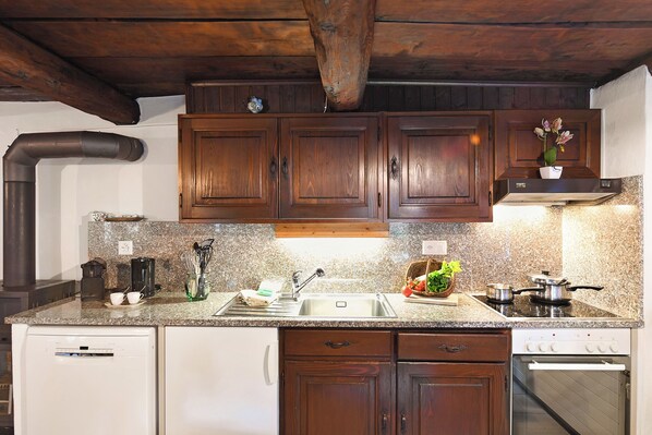 Fridge, microwave, oven, stovetop - Rustico al platano 2 (Sonogno)