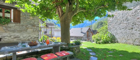 Family Chalet, Multiple Bedrooms (Rustico al platano 1) | Outdoor dining