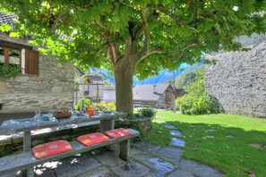 家庭小木屋, 2 間臥室, 壁爐 (Rustico al platano 1 in Val Verzasca) | 室外用餐