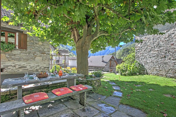 Outdoor dining - Rustico al platano 2 (Sonogno)