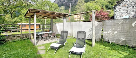 Family Chalet, Multiple Bedrooms (Rustico al platano 1) | Outdoor dining