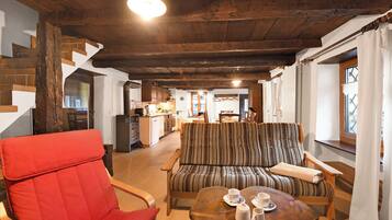 Chalet Keluarga, beberapa kamar, 2 kamar mandi (Rustico al platano 2) | Area keluarga | Televisi layar datar 21-inci dengan saluran TV kabel dan perapian