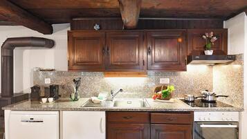 Lemari es, microwave, oven, dan kompor