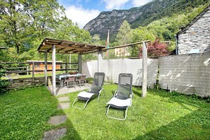 Outdoor dining - Rustico al platano 2 (Sonogno)