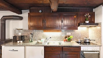 Family Chalet, 3 Bedrooms, 2 Bathrooms (Rustico al platano 2) | Private kitchen | Fridge, microwave, oven, stovetop