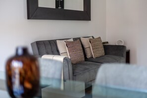 公寓 | 起居区 | 37-英寸电视(配备有线频道)、Netflix、流媒体服务