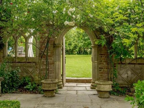 Luxury, dog friendly cottage, hot tub & short stroll to pub …& resident alpaca!
