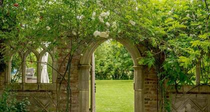 Luxury, dog friendly cottage, hot tub & short stroll to pub …& resident alpaca!