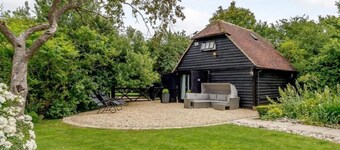 Luxury, dog friendly cottage, hot tub & short stroll to pub …& resident alpaca!