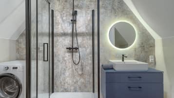 Căn hộ Deluxe | Phòng tắm | Buồng tắm vòi sen, khăn tắm