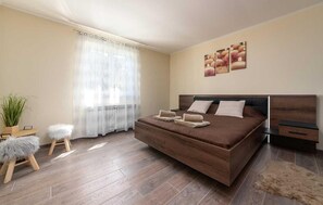 3 室のベッドルーム、アイロン / アイロン台、旅行用ベビーベッド、WiFi (無料)