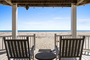 On the beach - Captains Quarters~Oceanfront, Gameroom, EV Charger (Ocean Isle Beach)