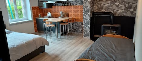 1 bedroom, bed sheets