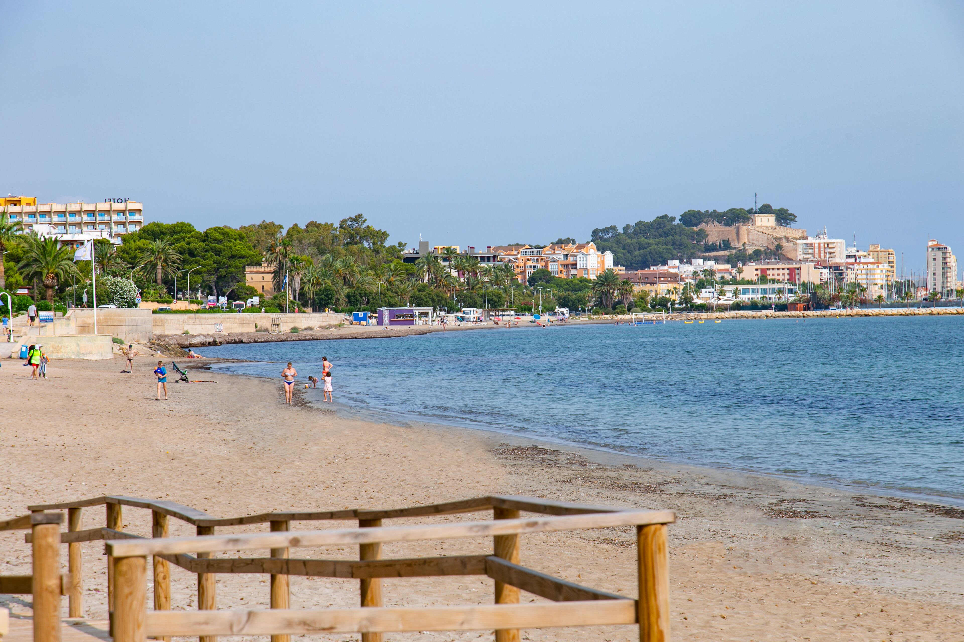 Beach nearby, white sand, 4 beach bars