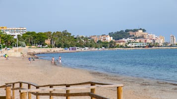 Beach nearby, white sand, 4 beach bars