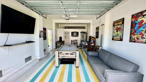 Télévision, jeux vidéo, lecteur de DVD, espaces bureaux