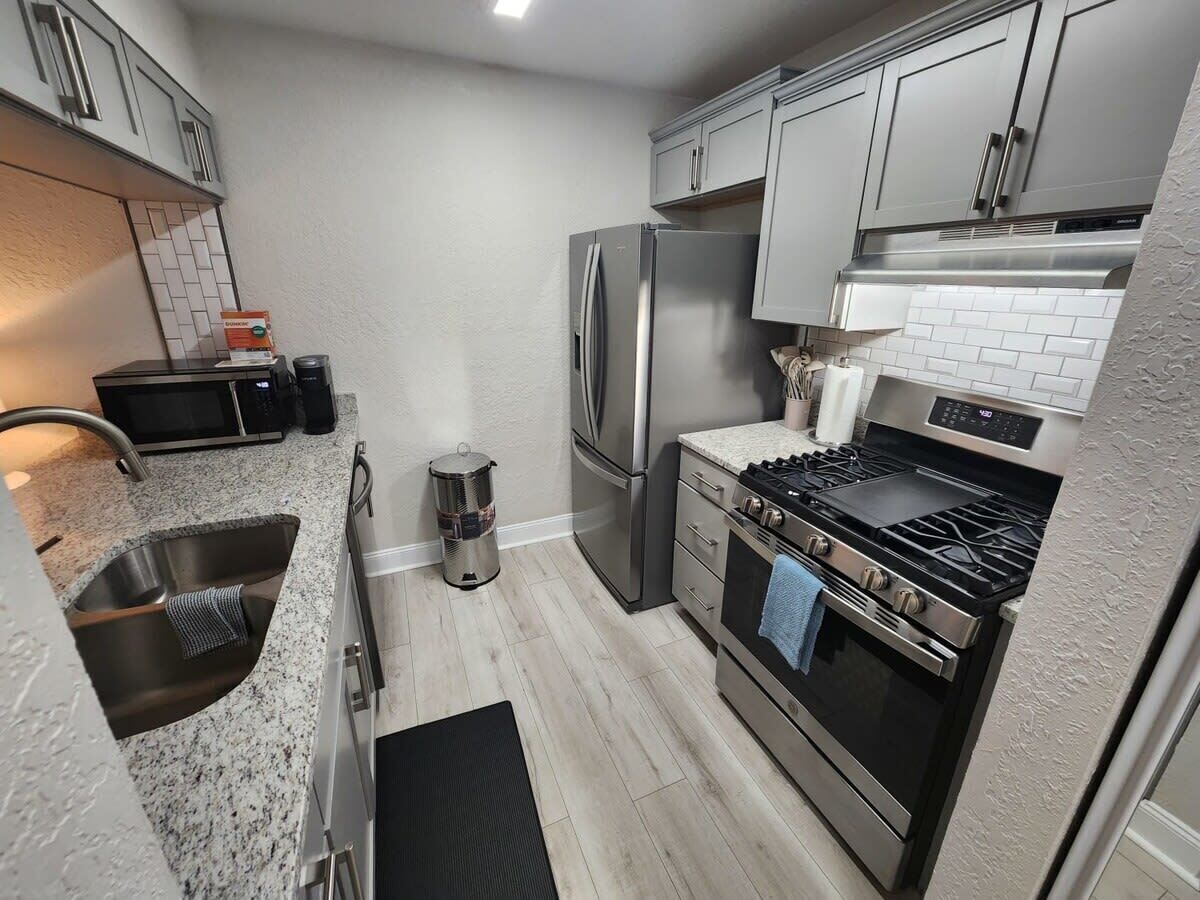 Fridge, microwave, stovetop, dishwasher