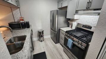 Réfrigérateur, micro-ondes, plaque de cuisson, lave-vaisselle