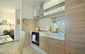 Kjøleskap, ovn, kokeplater og kaffetrakter/tekoker