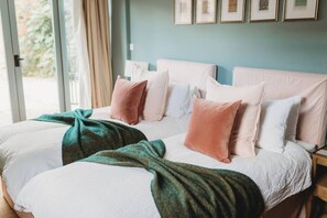 4 bedrooms, desk, iron/ironing board, travel cot - Two Luxury Cosy Cottages (Bredon)