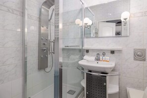 Dusche, Haartrockner, Shampoo