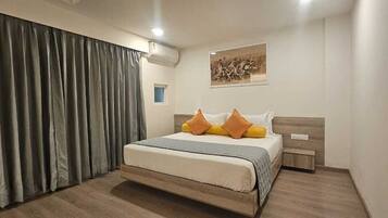 1 bedroom, Select Comfort beds, in-room safe, desk