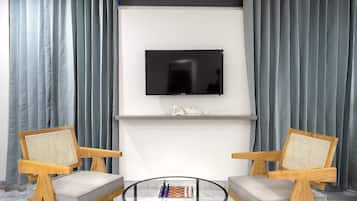 Basic Suite | Living area | Flat-screen TV