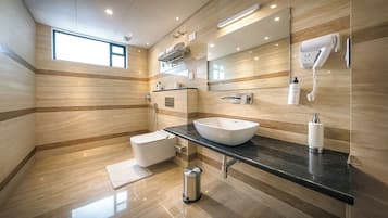 Suite Deluxe | Salle de bain | Douche, chaussons, serviettes fournies